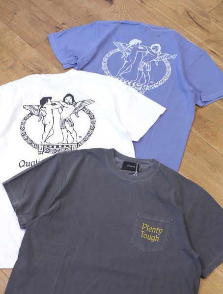 DELUXE 「ANGEL TEE」 ガーメントダイ プリントポケットティーシャツ